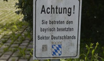 Schild Achtung in Holdermühle, im lieblichen Taubertal