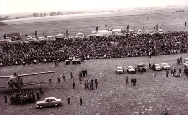 Bewährung am Himmel. Weltmeisterschaft im Motorkunstflug Magdeburg 1968. Flugzeuge stehen startbereit zum Kunstflug. Aufgenommen aus 500 Meter Höhe. 