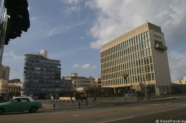 Trotzburg: USA Botschaft in Havanna - US Werbung als Parolen in Leuchtschrift gegen Kuba  