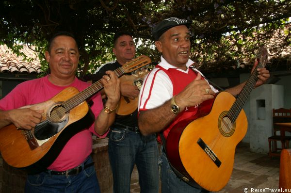 „Besa mi mucho“ und natürlich „Guantanamera, das weltweit bekannte Lied, 