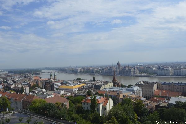 Üdvözöljük Budapesten: Mitten im Stadtzentrum und direkt an der Donau liegt das Parlament