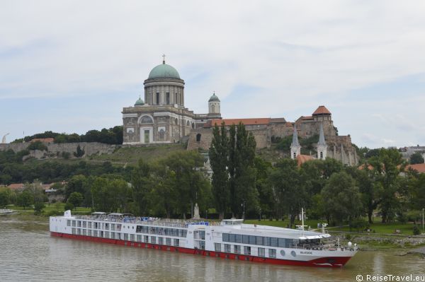 In Esztergom an der Donau in Ungarn ist die Kathedrale „Unserer Lieben Frau und des heiligen Adalbert“ ein optisch weithin sichtbares Bauwerk und sehr schönes Reiseziel 