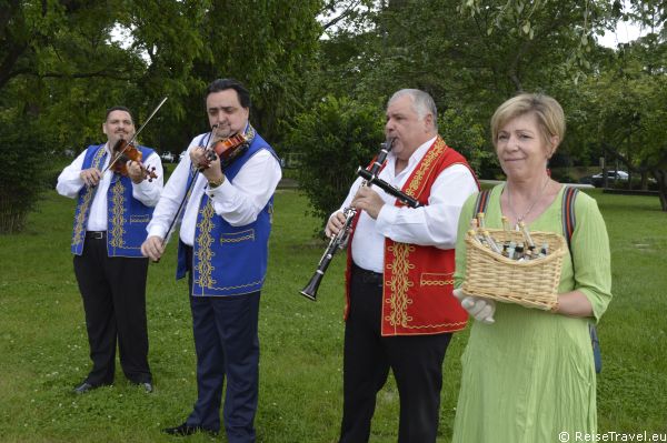 Unsere „Maria-Valeria-Brücke“ oder „Mária Valéria híd“ oder „Most Márie Valérie“ verbindet Esztergom mit der slowakischen Stadt Štúrovo - Párkány. Benannt nach der Prinzessin Marie Valerie von Österreich-Ungarn“, informiert Katalin Salós 